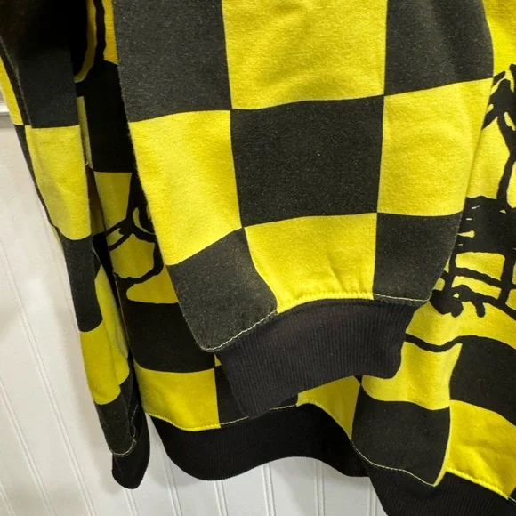 Peanuts Yellow and Black Hybrid Apparel - Picture 6 of 8